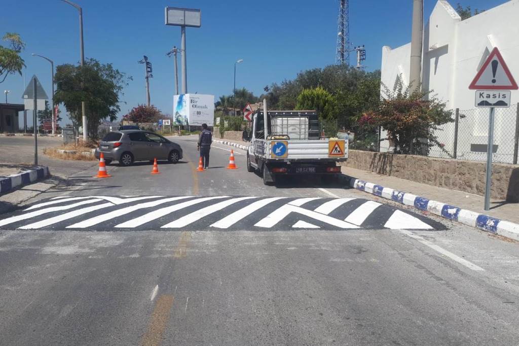 Yollara hız kesici kasisler yapılıyor