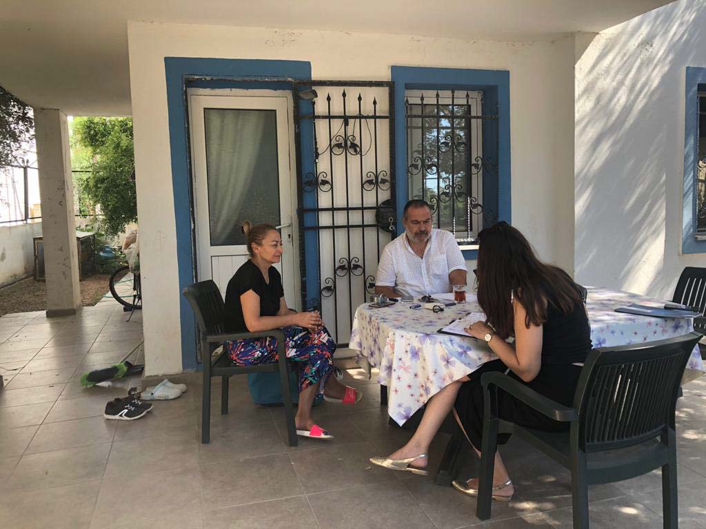 Kapı kapı dolaşıp dert dinliyorlar