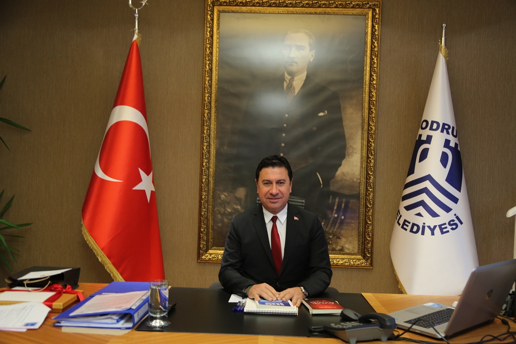 “Mesleğini yaşamın büyük bir onuru olarak taşıyan yerel ve ulusal basınımızın birbirinden değerli tüm çalışan gazetecilerini saygı ve sevgi ile selamlıyorum”