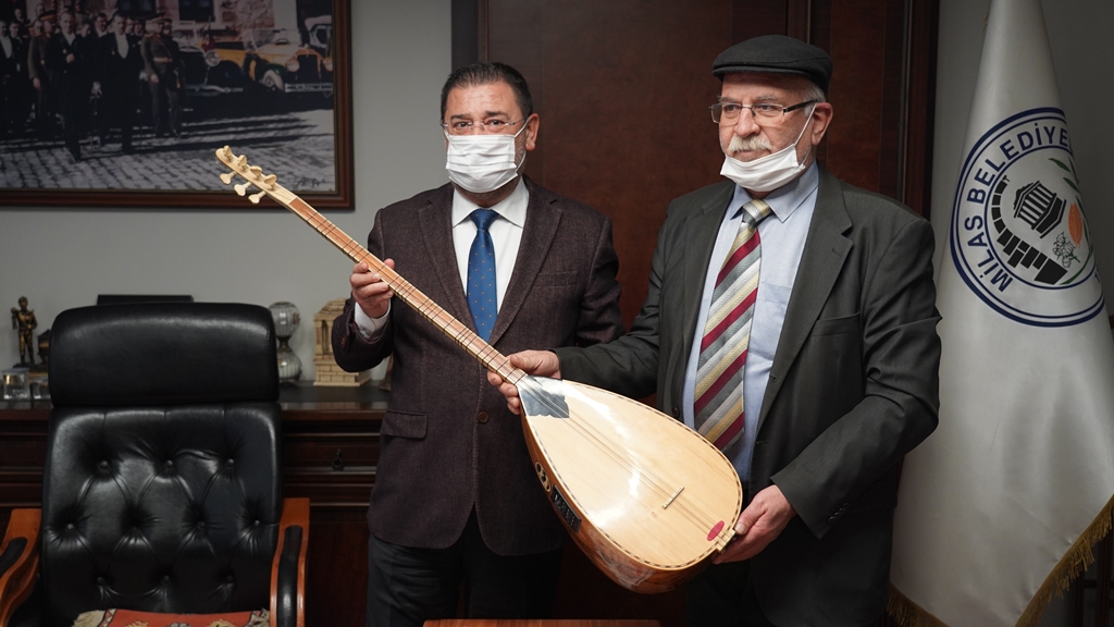 Ekonomik nedenlerden sazını satışa çıkaran sanatçıya Başkan sahip çıktı.