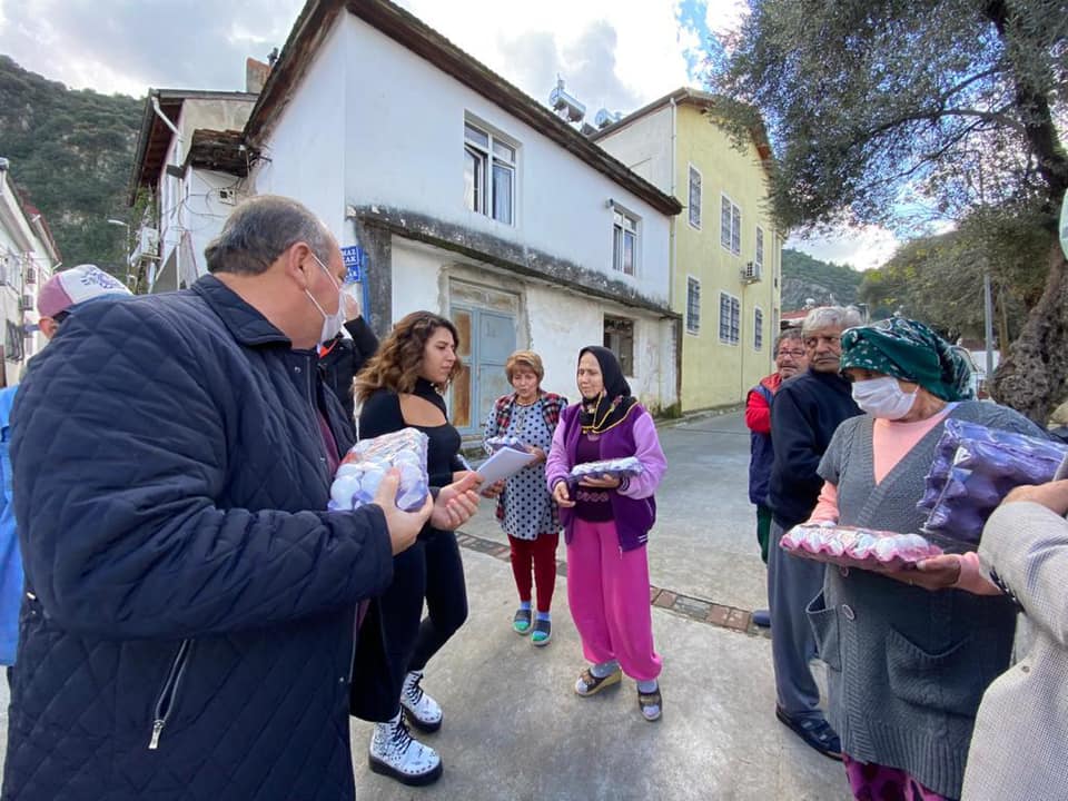 Başkandan ihtiyaç sahiplerine yumurta yardımı