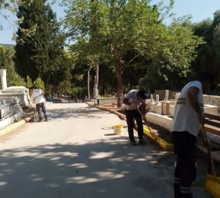 Milas Şehir Mezarlığı, bayrama hazırlanıyor