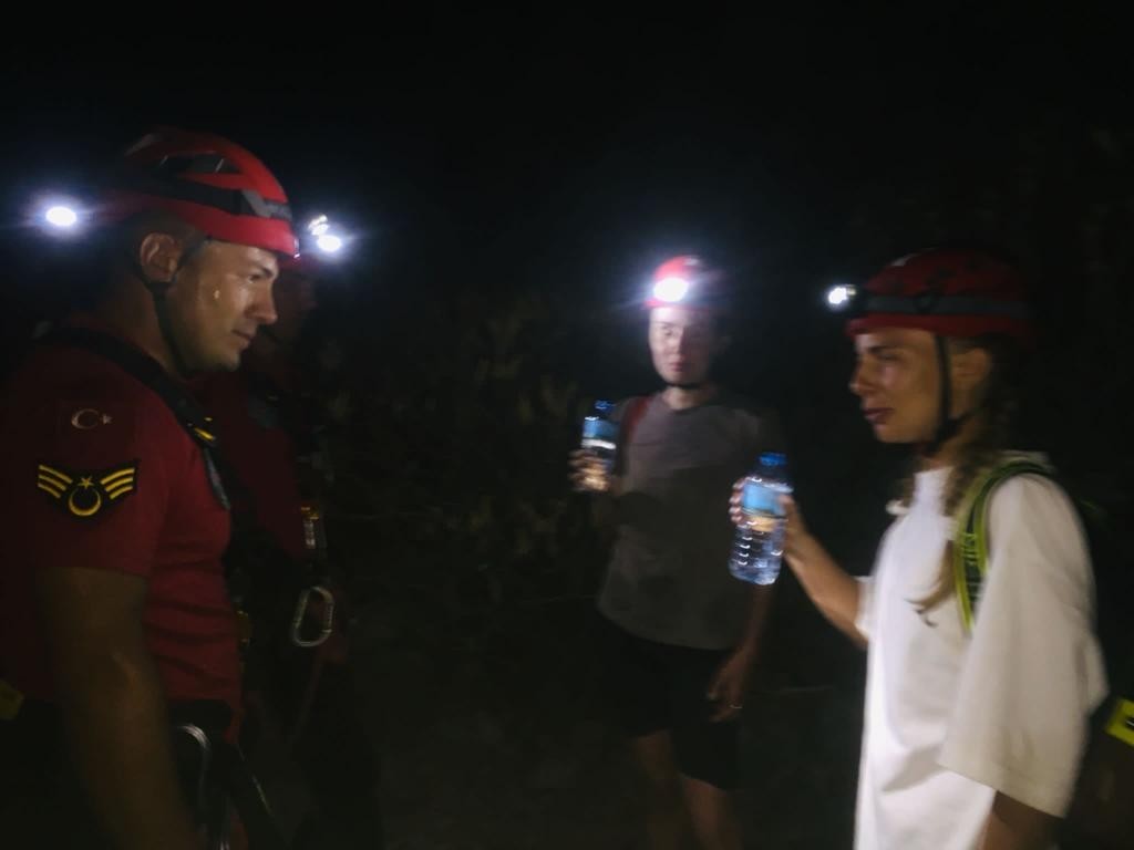 Uçurumda mahsur kalan Rus turistleri JAK timi kurtardı