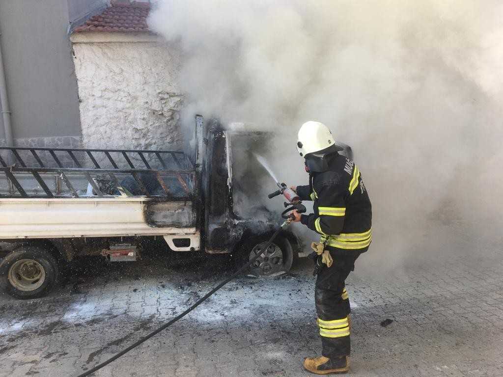 Park halindeki kamyonet küle döndü