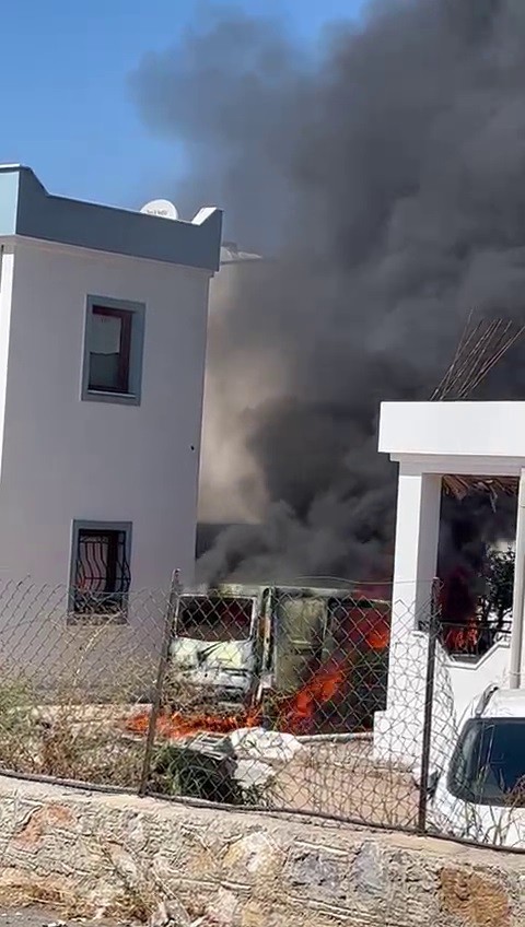 Evlerin arasında korkutan yangın