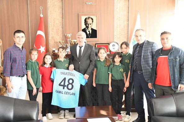 Köyceğiz Belediye Başkanı Ceylan’a forma hediye edildi