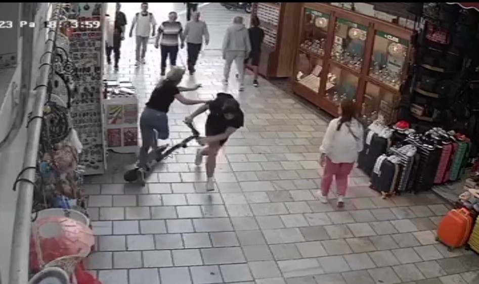 Kalabalığın arasında seyreden scooterlı genç, kadına çarptı