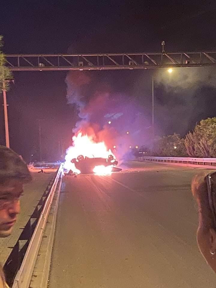 Fethiye’de takla atan araç alev alev yandı