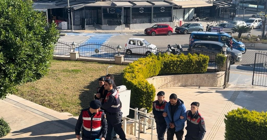 Marmaris’te işyerini silahla basan iki şüpheli tutuklandı