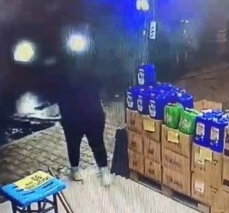 Otomobil markete daldı, ezilmekten son anda kurtuldu