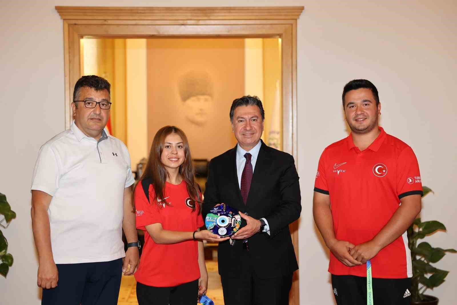 Başkan Aras, dünya rekoru kıran okçuları ağırladı