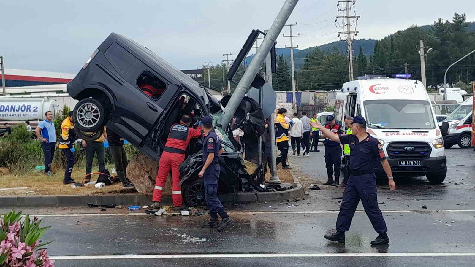 Muğla’da trafik kazası: Araç direğe çarpıp havada asılı kaldı