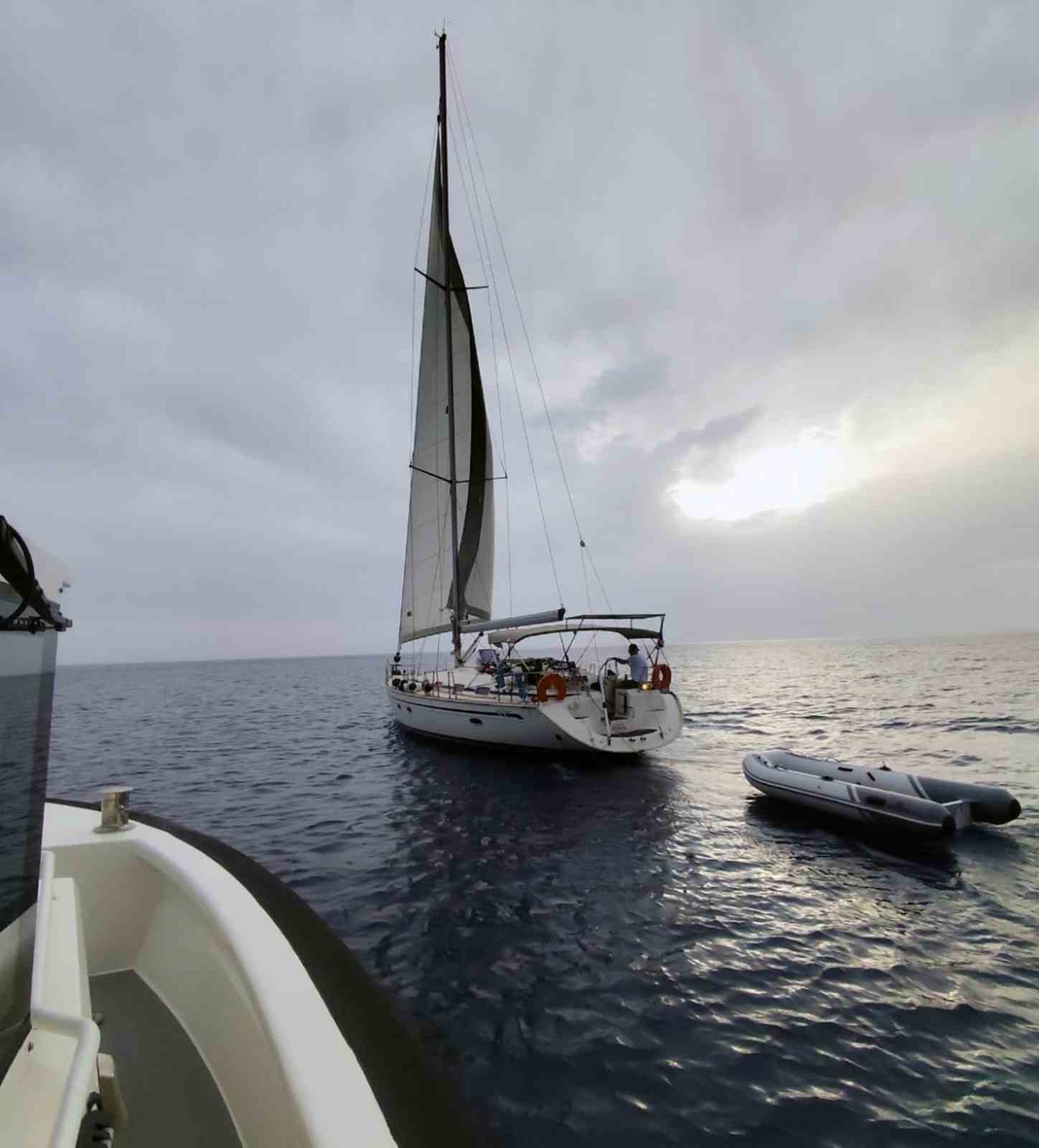 Yelkenli teknede 2 göçmen kaçakçısı ve 33 düzensiz göçmene yakalandı