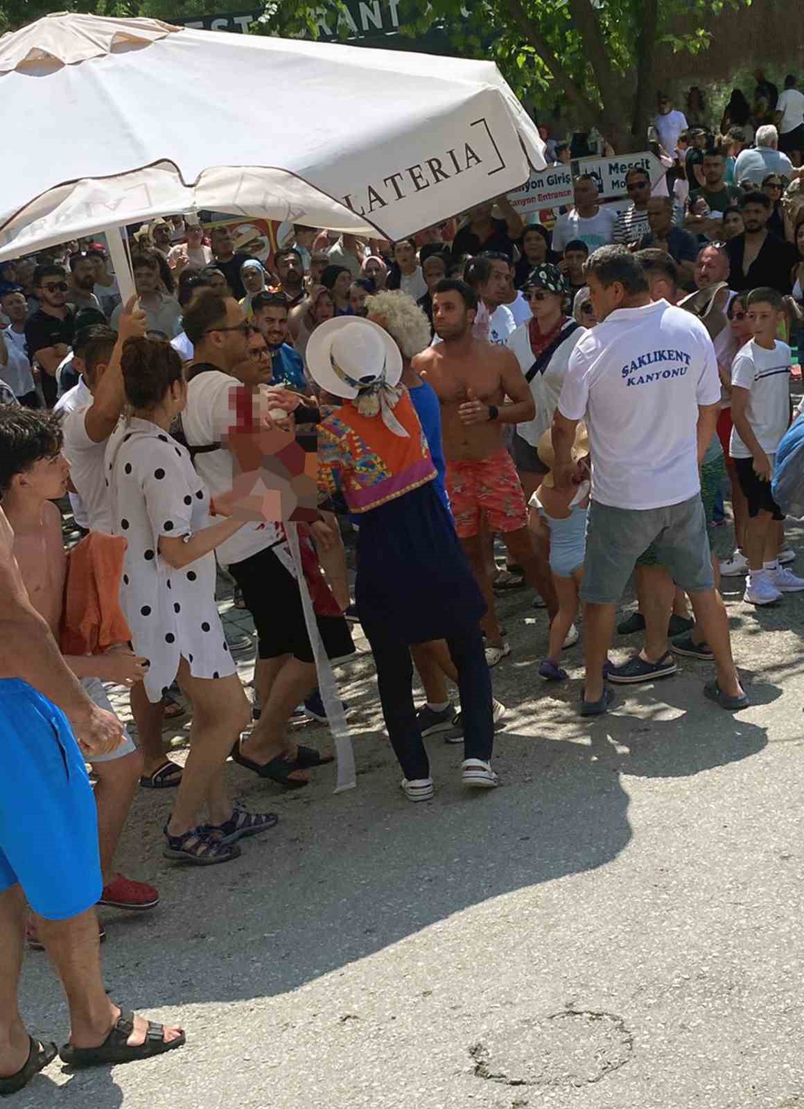 Kanyonda başına taş düşen 3 yaşındaki çocuk ağır yaralandı