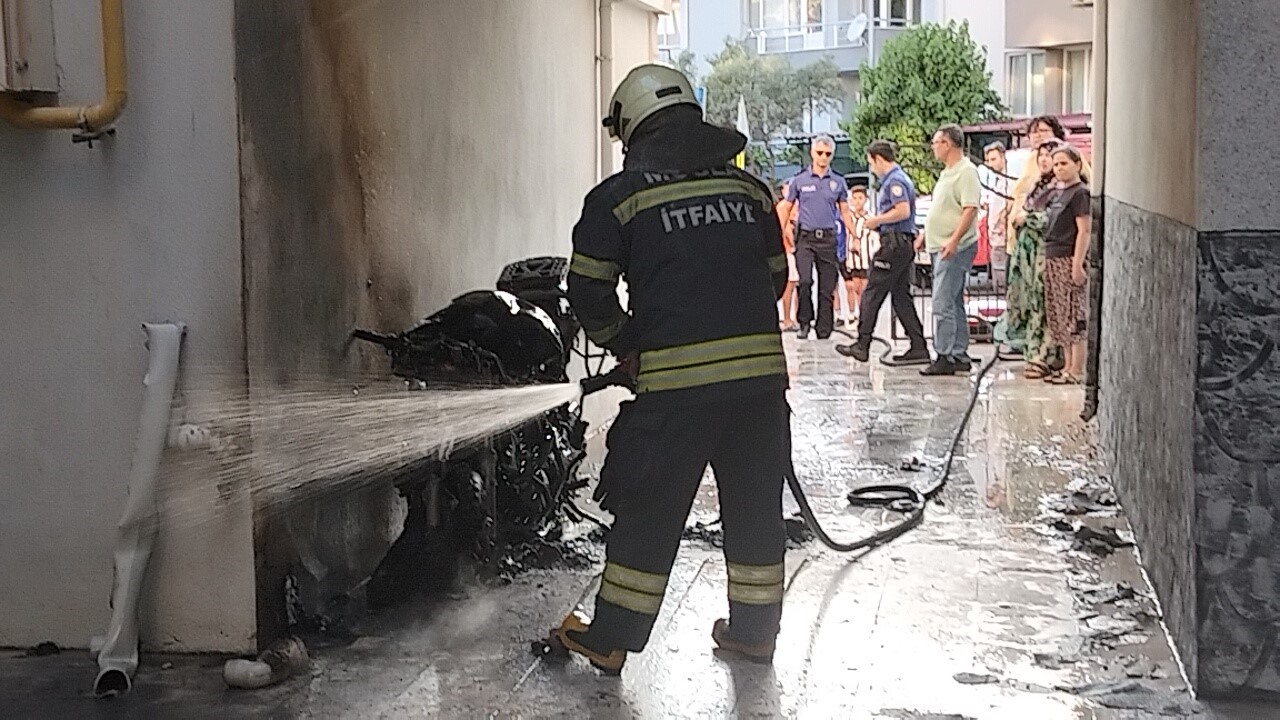 Menteşe’de park halindeki motosiklet alev aldı