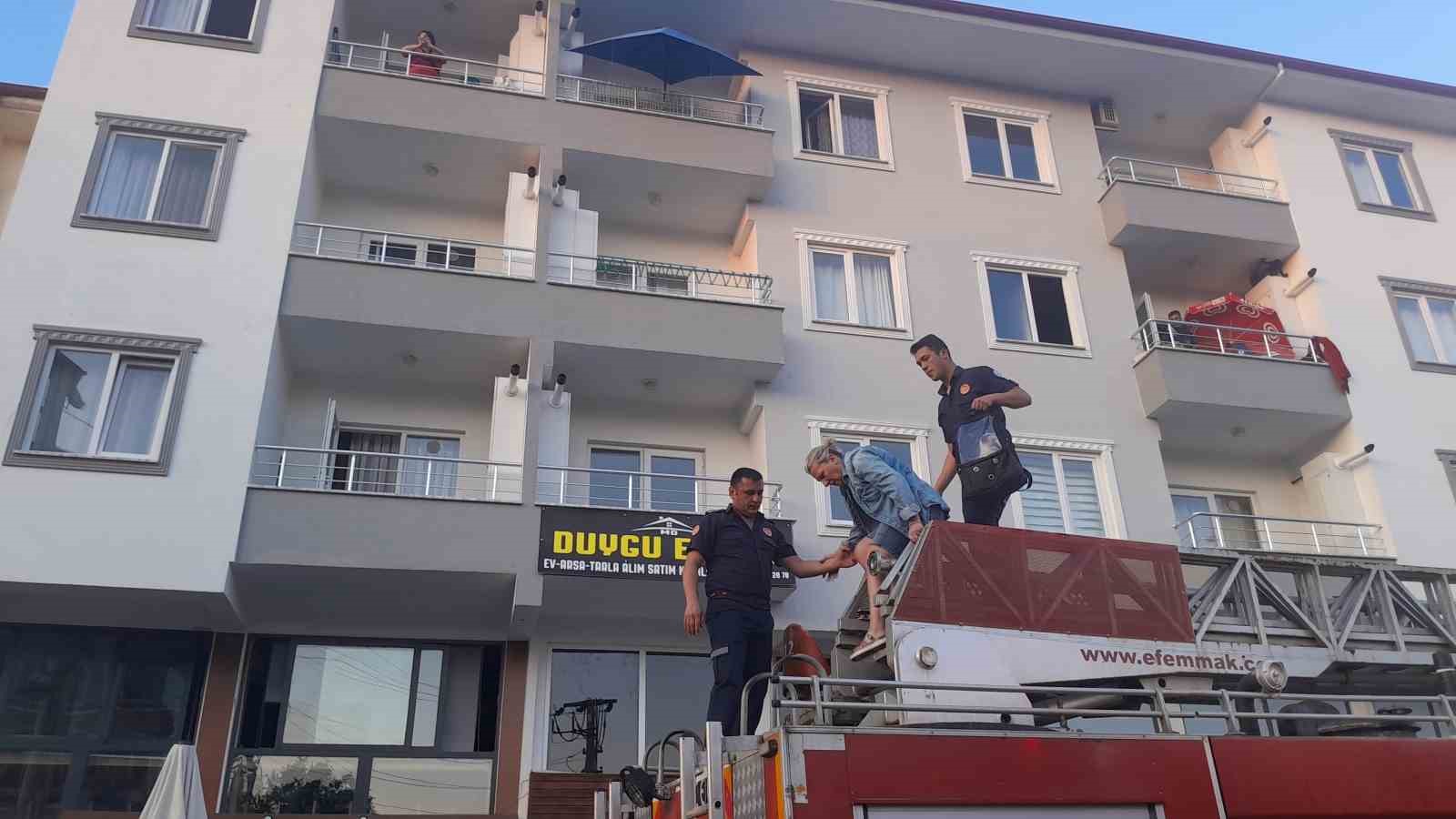 Muğla’da ev yangını: 1 kişi balkondan kurtarıldı