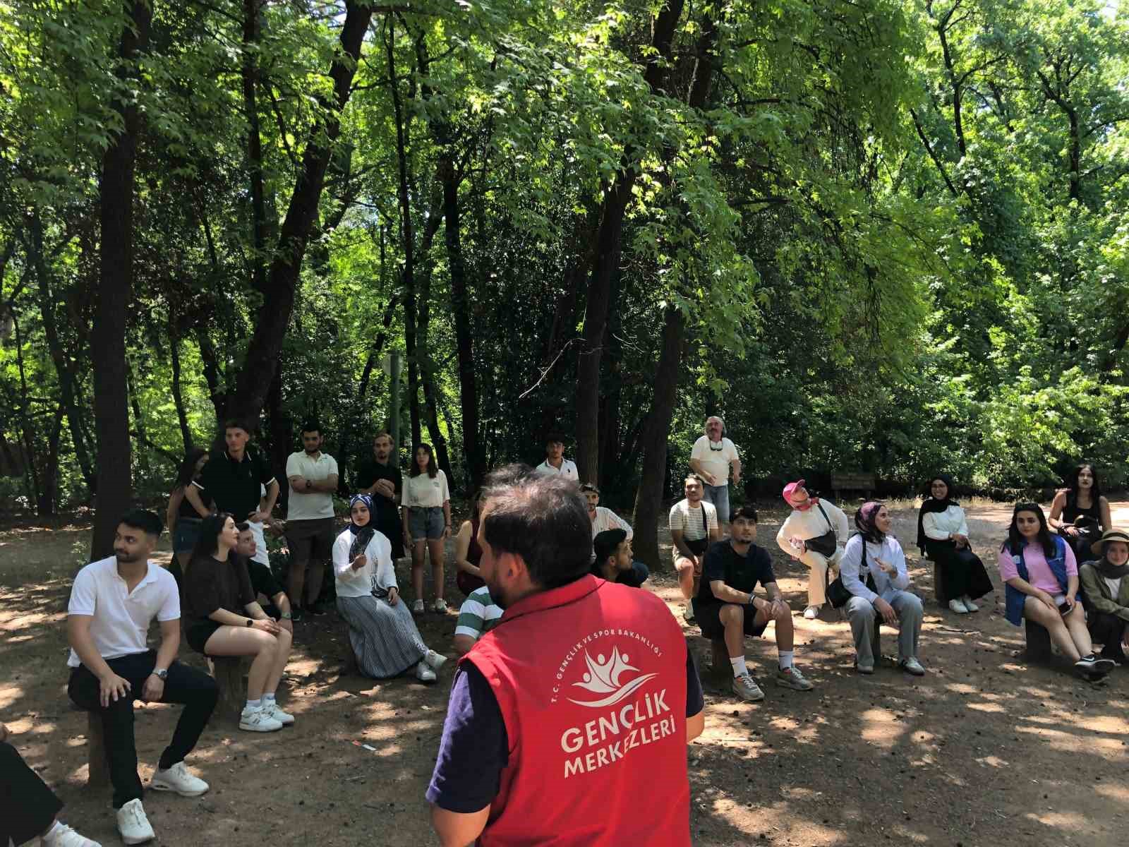 Muğla’da gönüllü gençler doğayı keşfetti, çevre temizliği yaptı