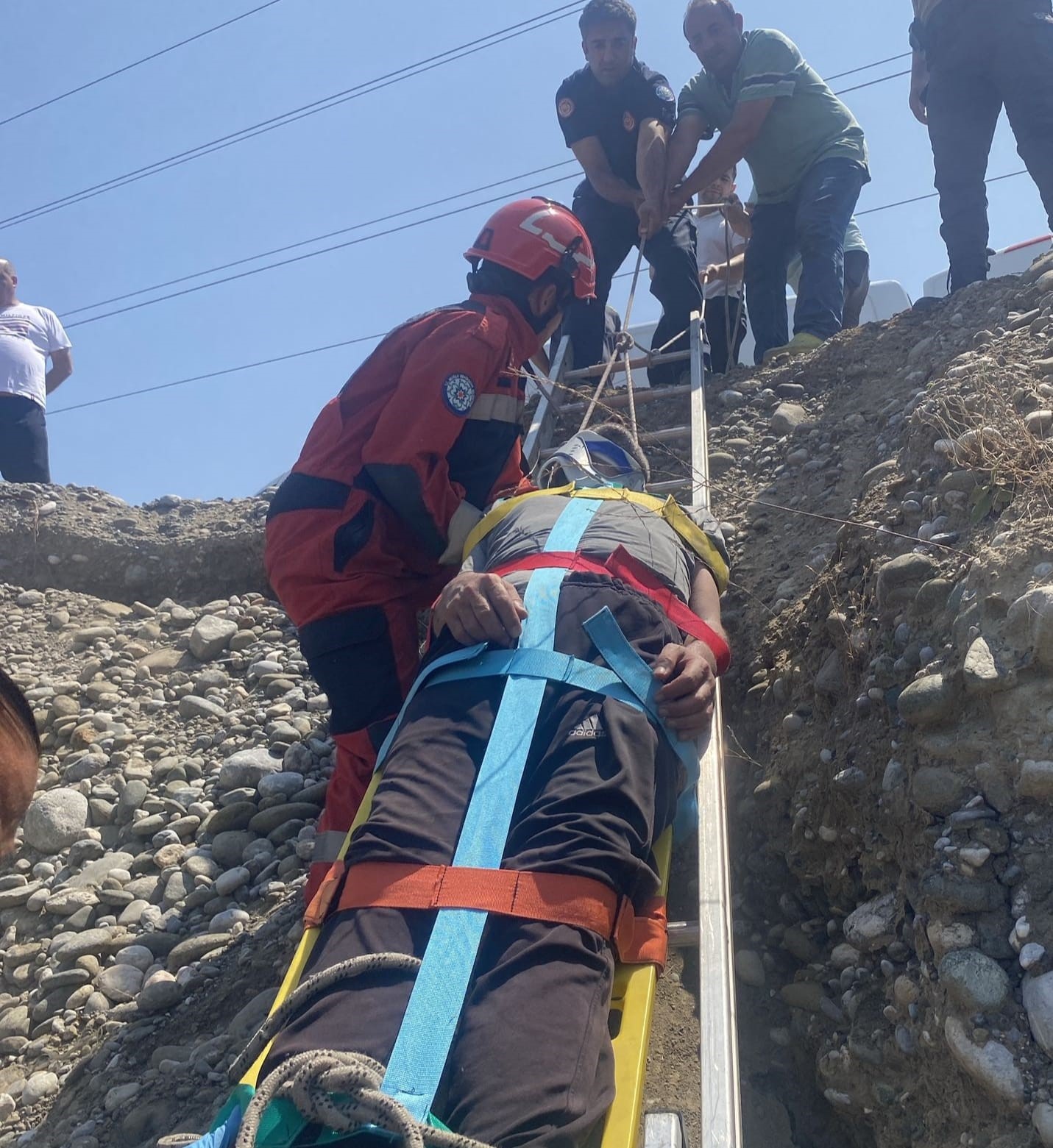 Ortaca’da uçurumdan düşen bir kişi kurtarıldı