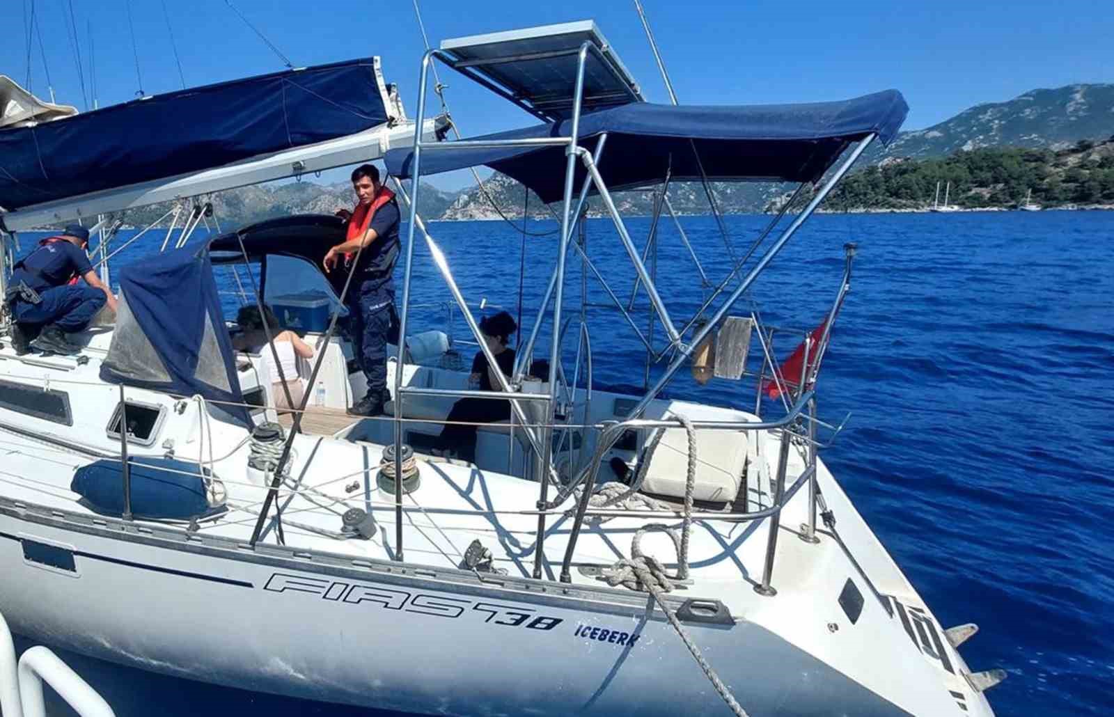 Yelkenli teknede 2 göçmen kaçakçısı ve 38 düzensiz göçmen yakalandı