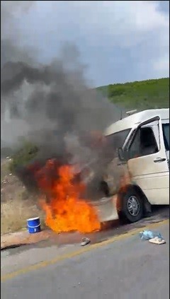 Seyir halindeki minibüste yangın paniği