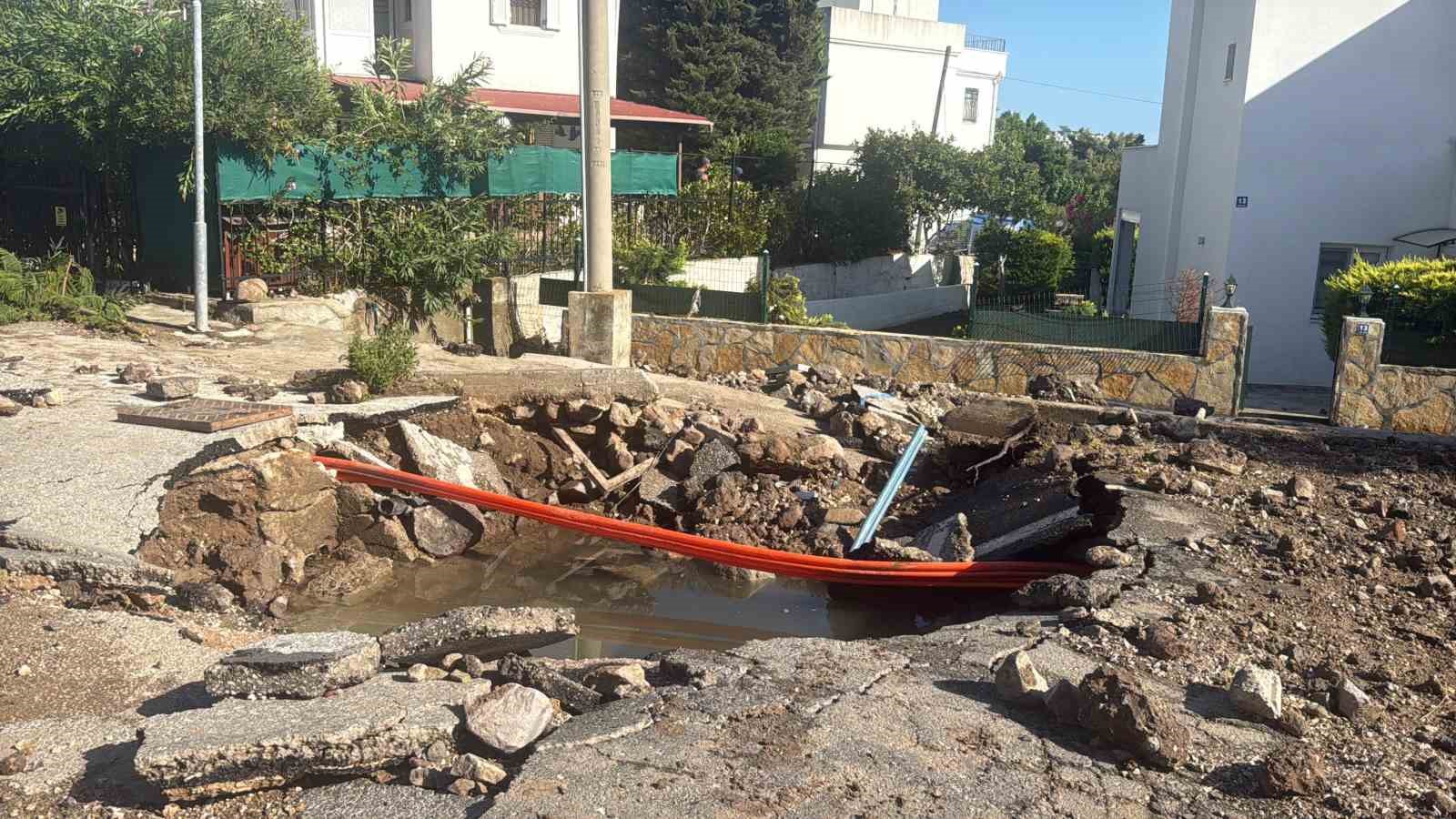 Bodrum’da ana su isale hattı patladı, yol çöktü