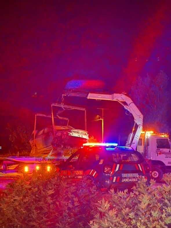 Otomobil çukura düştü  4 kişi yaralandı