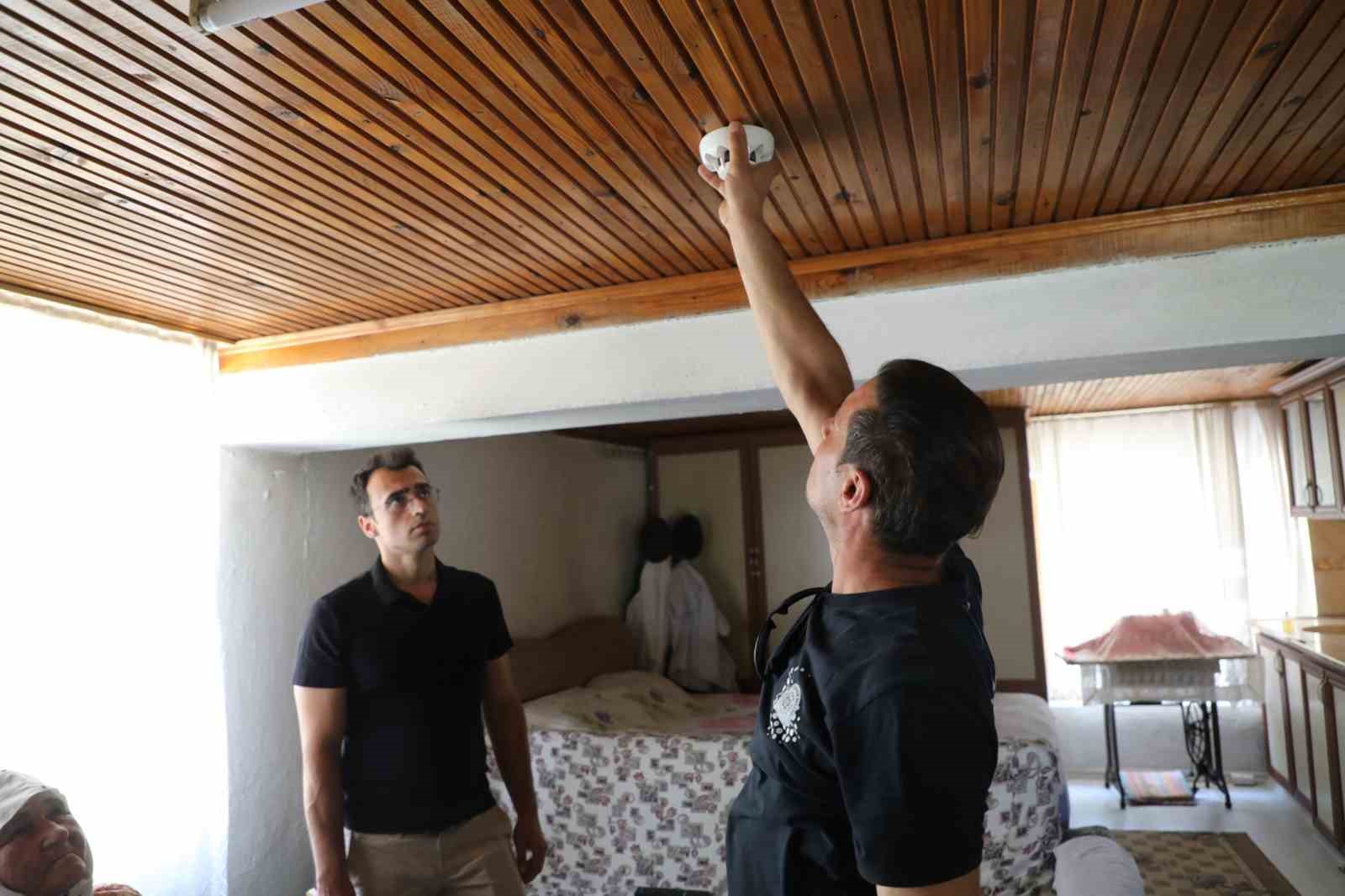 Kırsaldaki yaşlı çınarların evlerine duman dedektörü