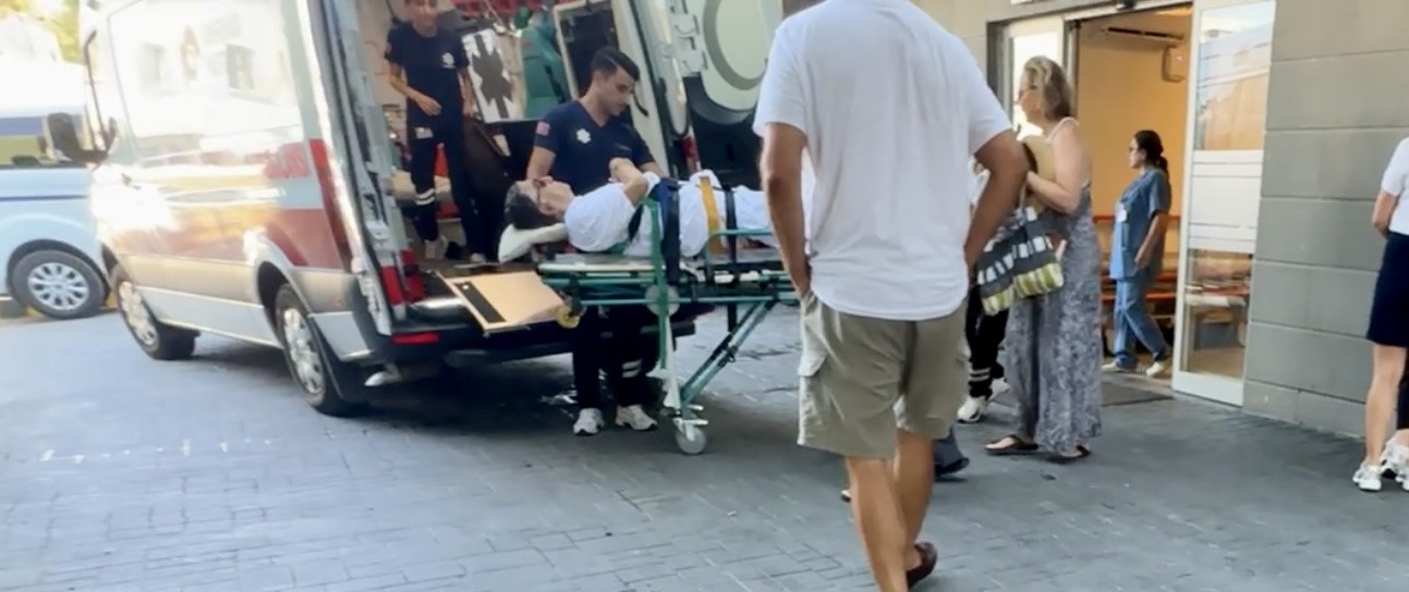 Leros Adası’nda fenalaşan gazeteci Hasan Cemal deniz ambulansıyla Bodrum’a getirildi