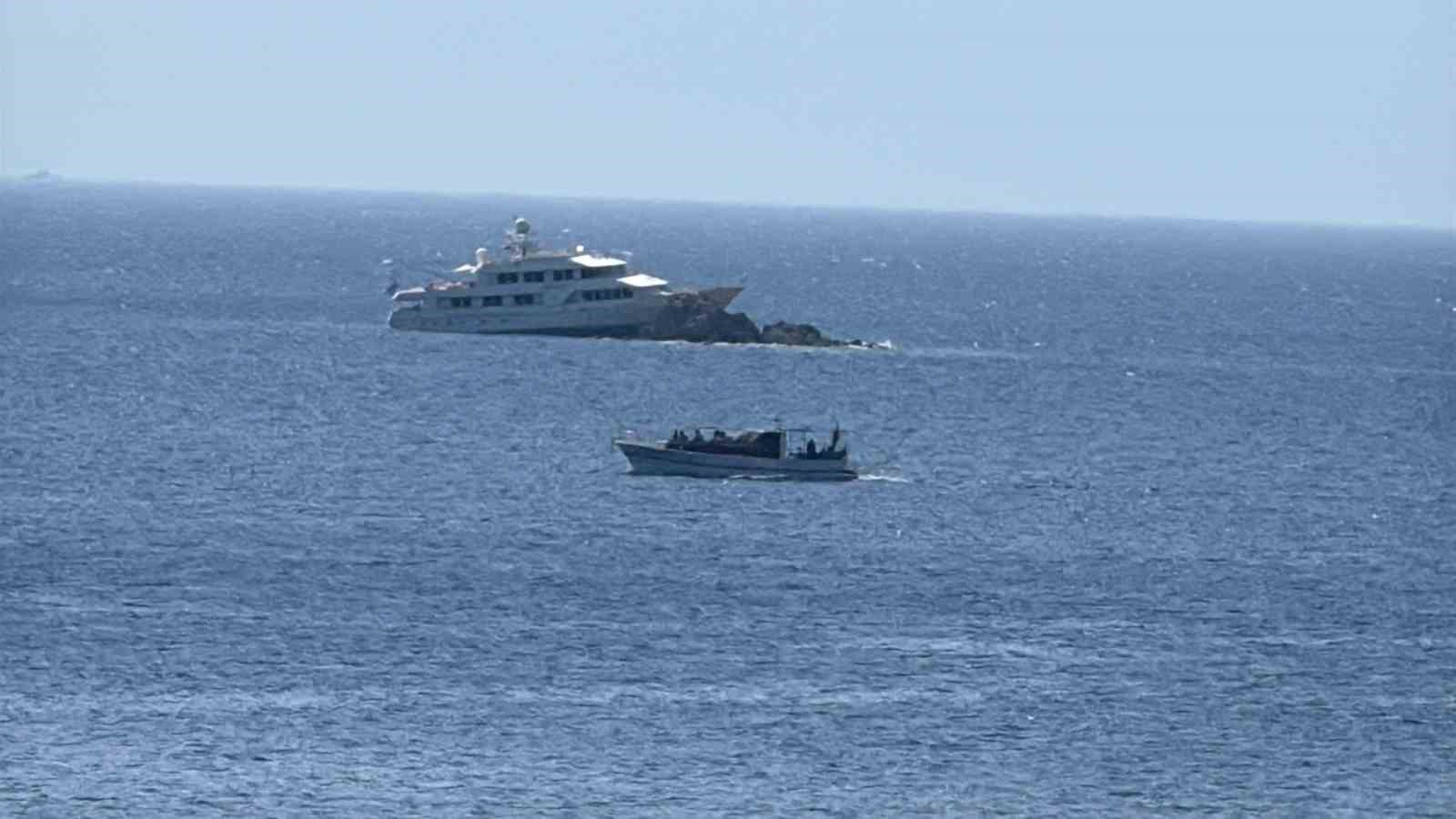 Lüks motoryat gece kayalıklara çarptı: 7 kişi kurtarıldı