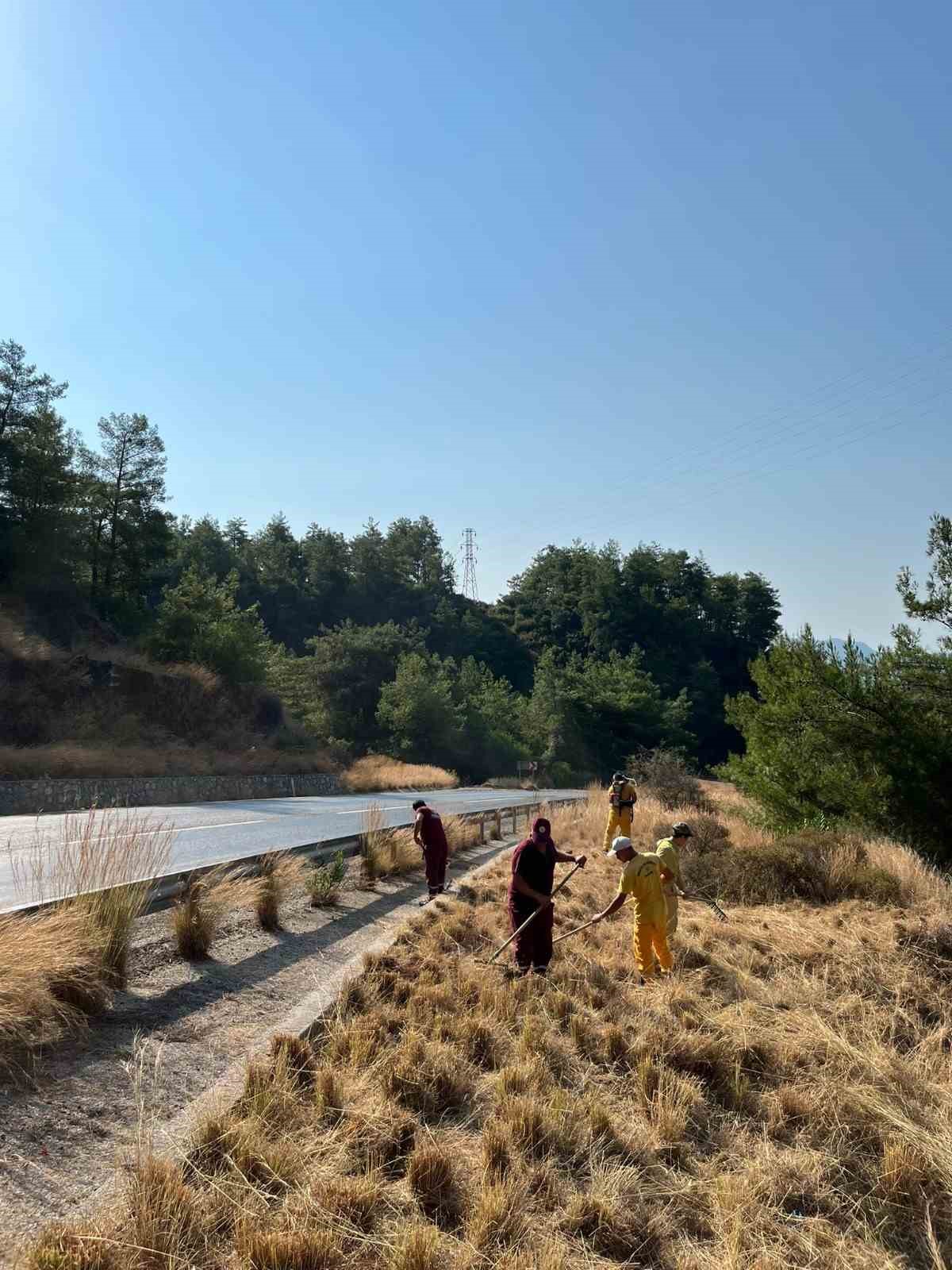 Marmaris’te yol kenarlarında yangınlara önlemler dahilinde ot temizliği yapıldı