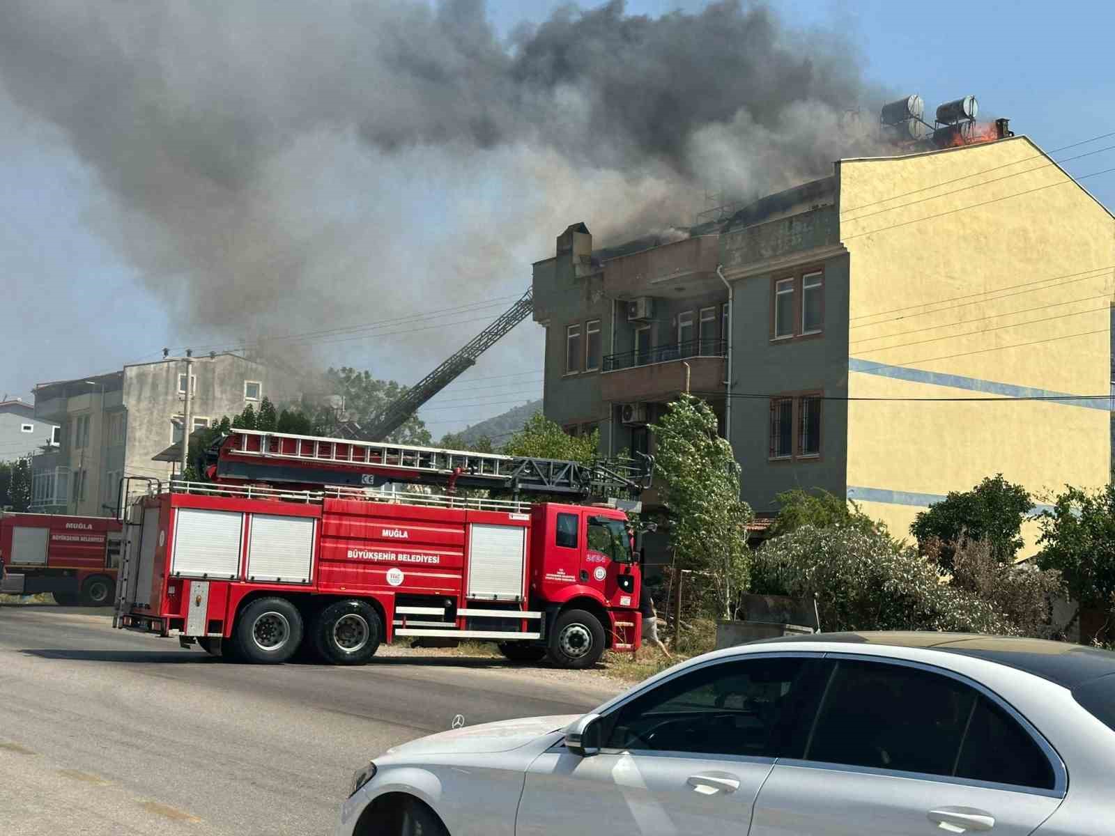 Fethiye’de çatı katı alevlere teslim oldu