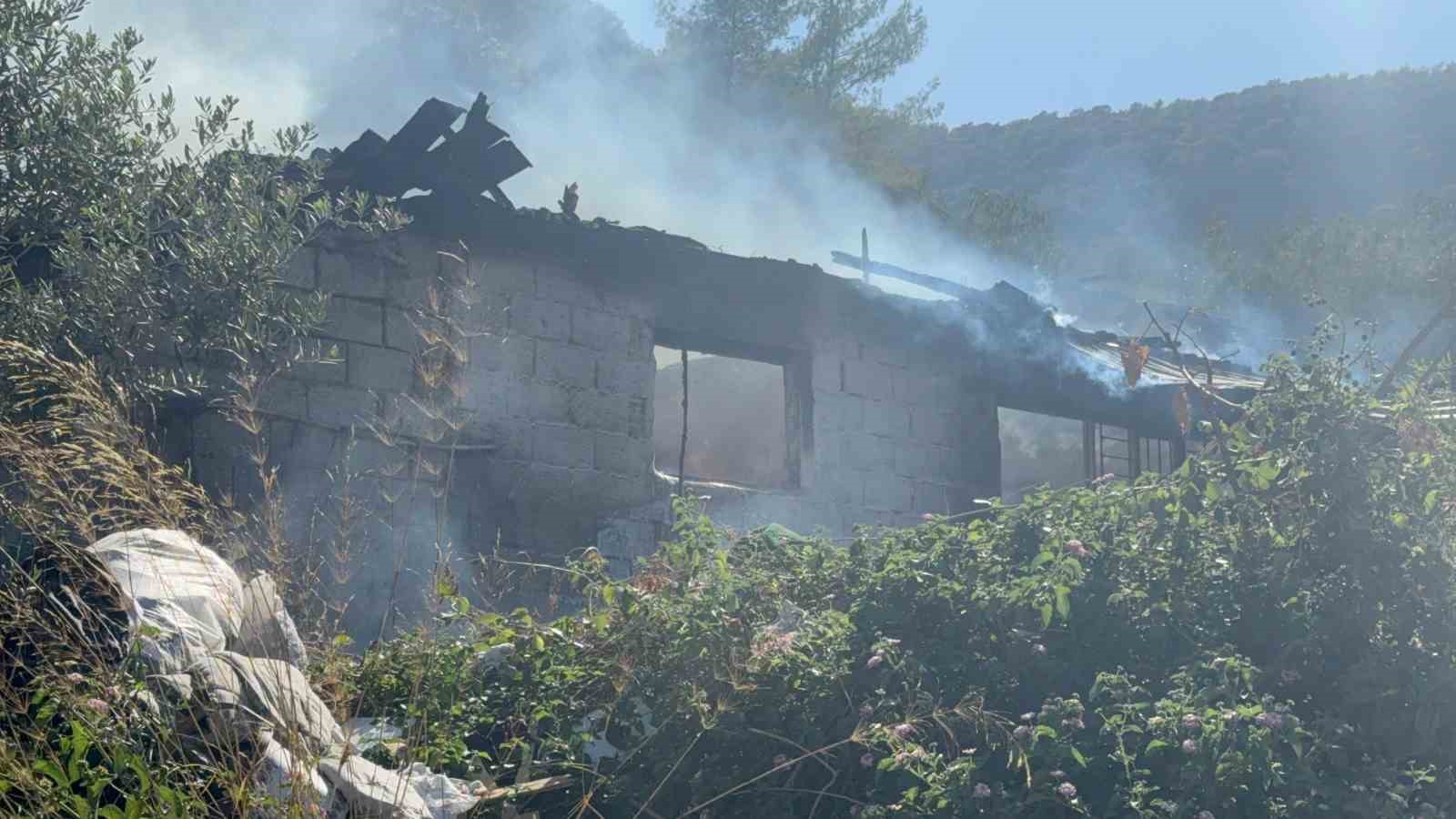Fethiye’de madde bağımlısı olduğu iddia edilen genç evi ateşe verdi