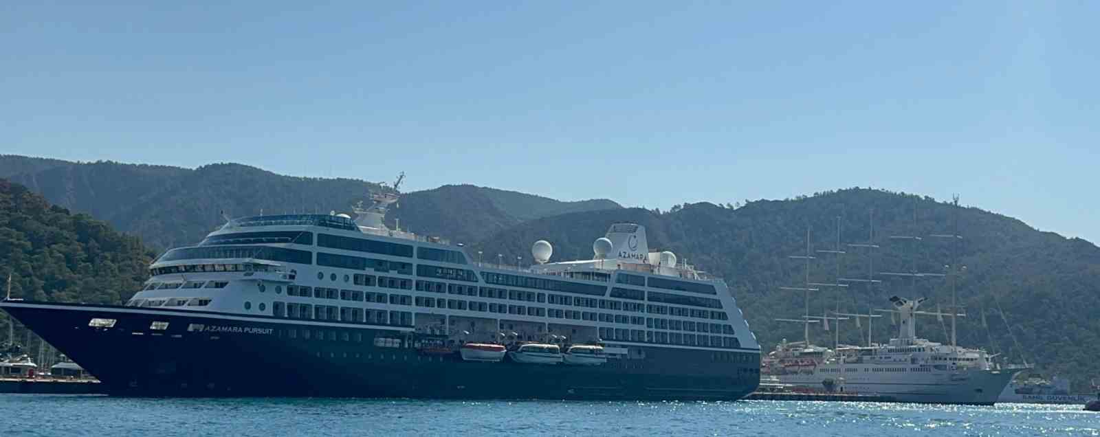 Marmaris’e iki dev yolcu gemisi geldi