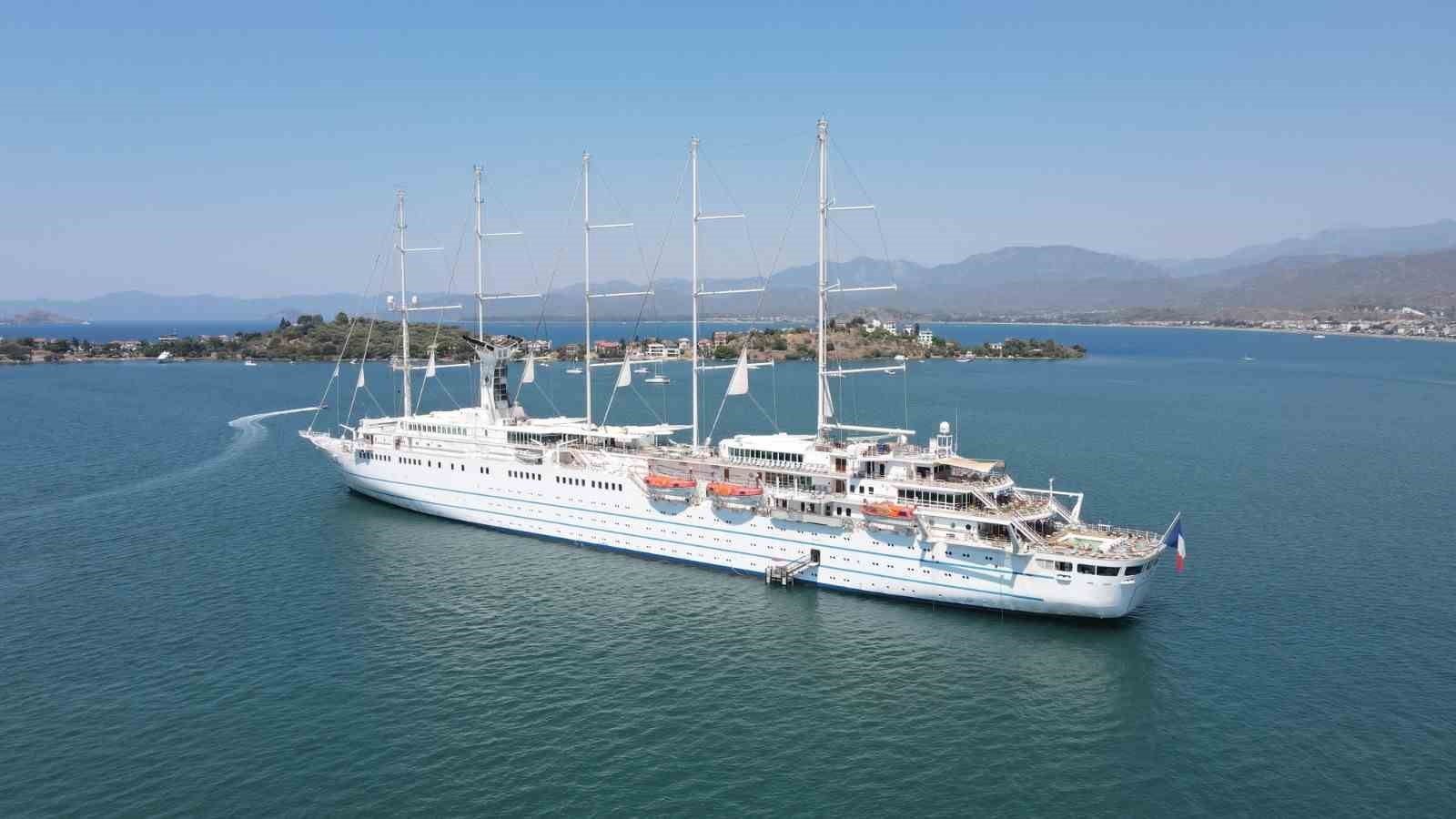 Mega yelkenli yolcu gemisi “Club Med 2” Fethiye’de