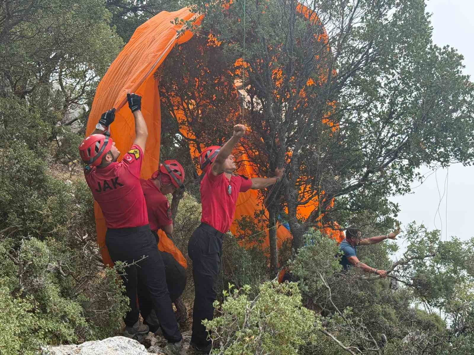 Fethiye’de ormanlık alana düşen paraşütçüleri JAK ekipleri kurtardı