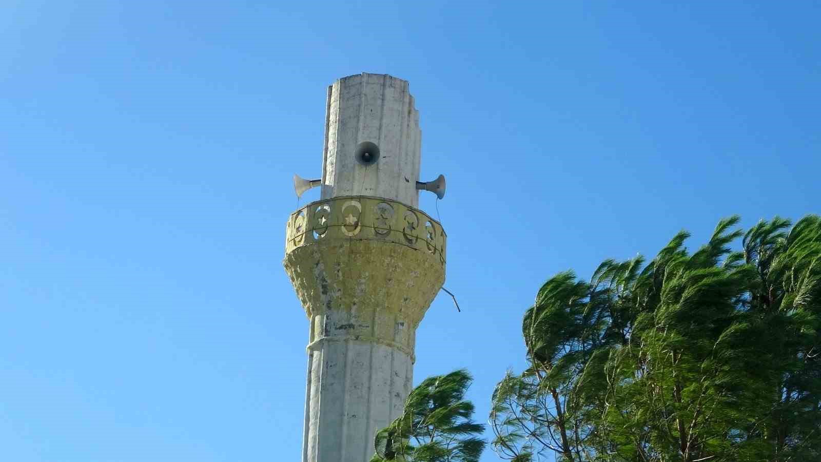 Menteşe’de fırtına minareyi yıktı, ağaçları söktü