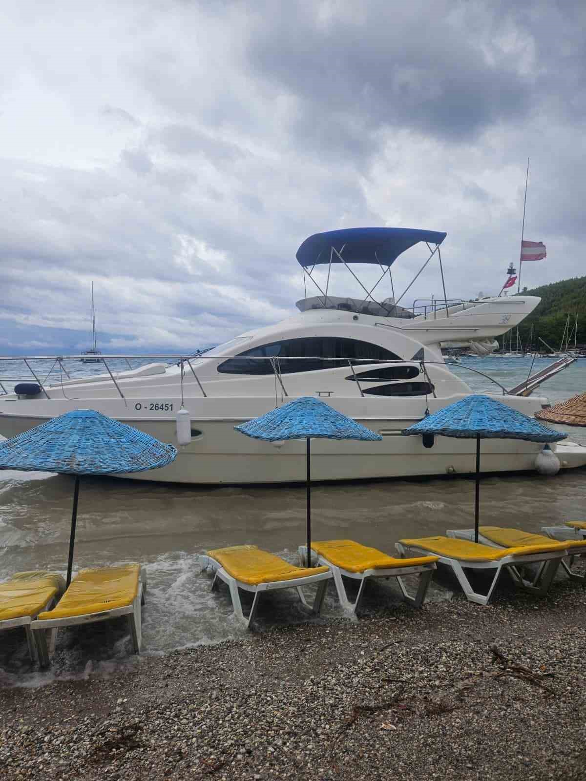 Akbük’te şiddetli rüzgar tekneyi sahile sürükledi