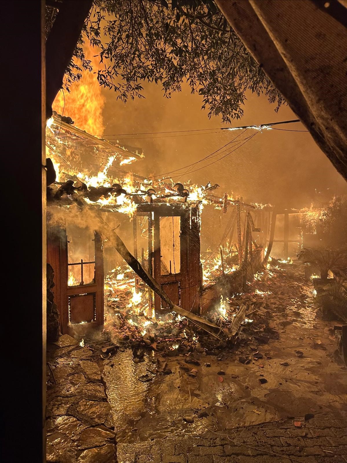 Akyaka’da restoran yangını paniğe neden oldu