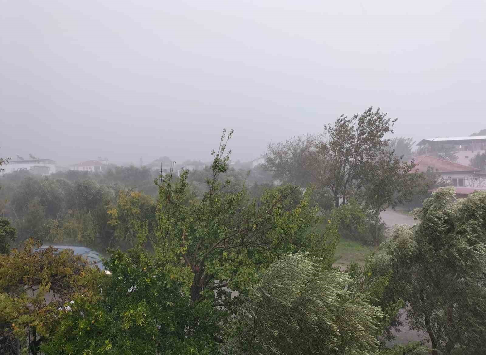 Köyceğiz’de fırtına ve sağanak yağış etkili oldu