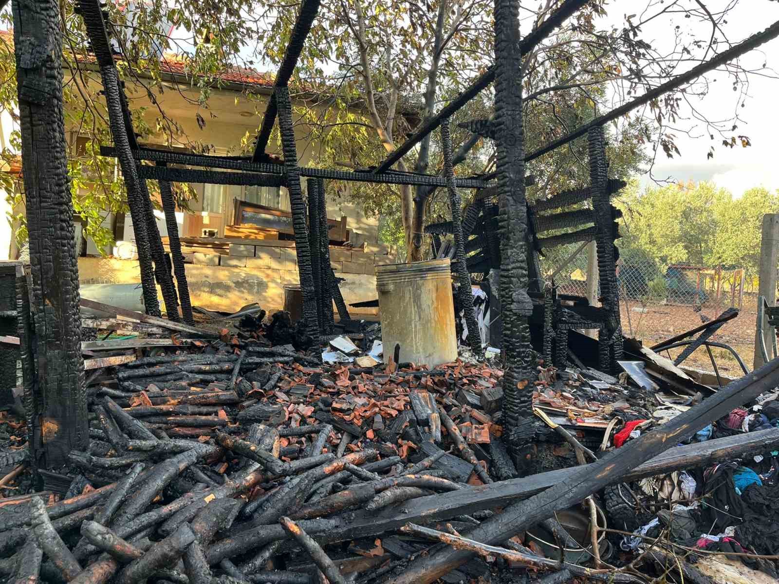 Menteşe’de evin damında çıkan yangın korkuttu