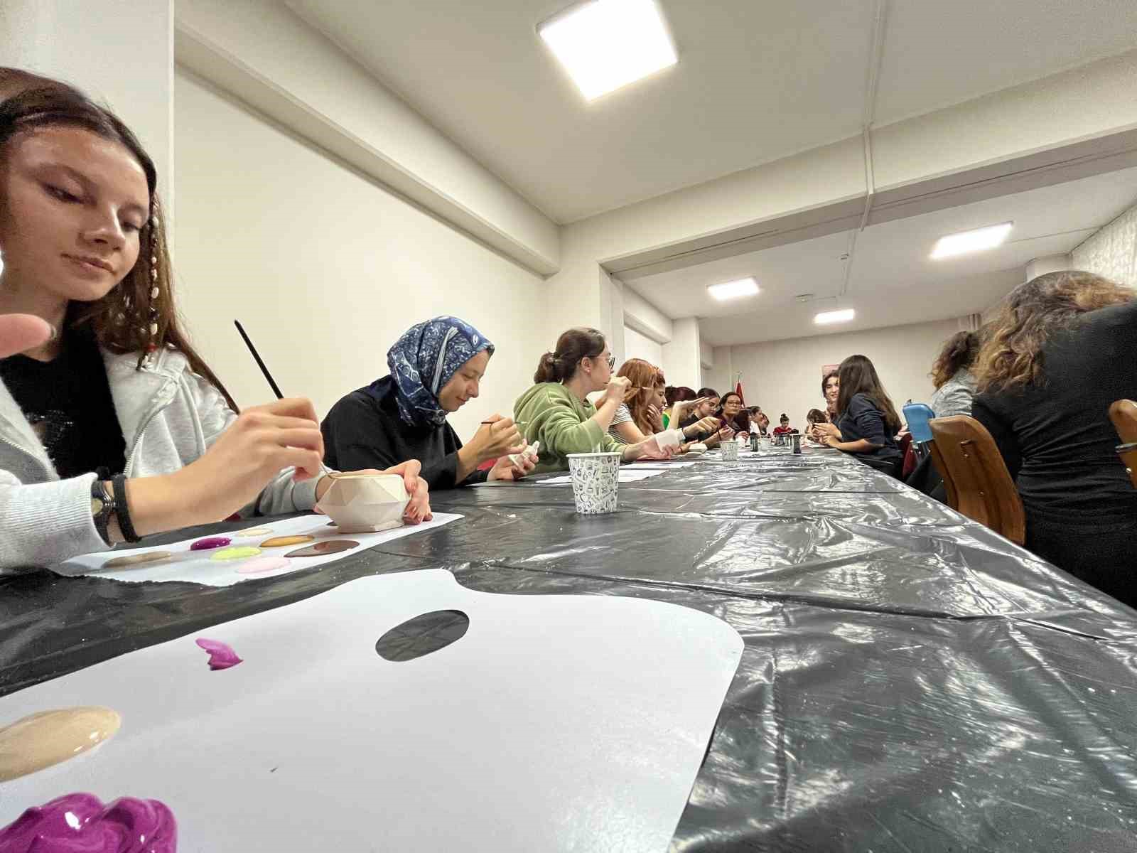 Muğla’da gençlerden yurt öğrencilerine seramik atölyesi