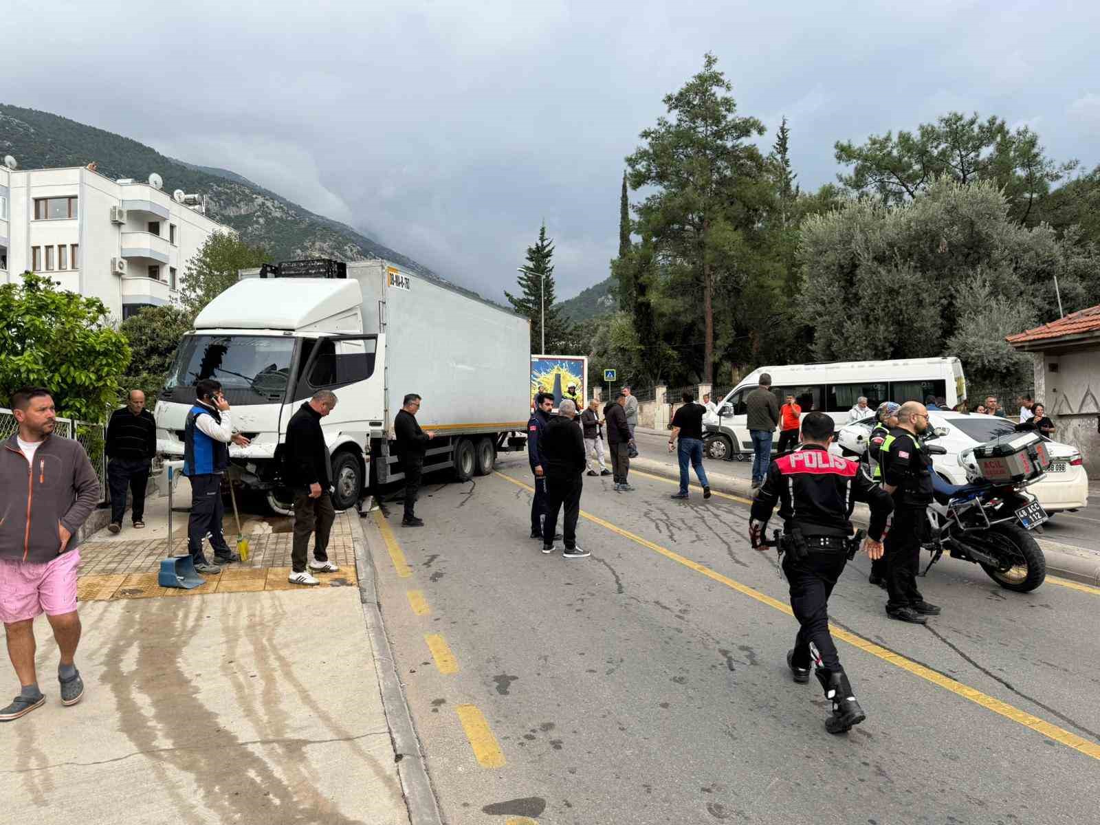 Fethiye’de freni patlayan kamyon, öğrenci servisine çarptı