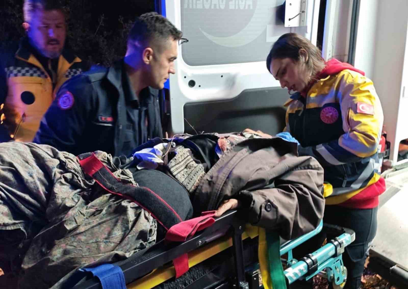 Traktör devrildi kadın altında kaldı.