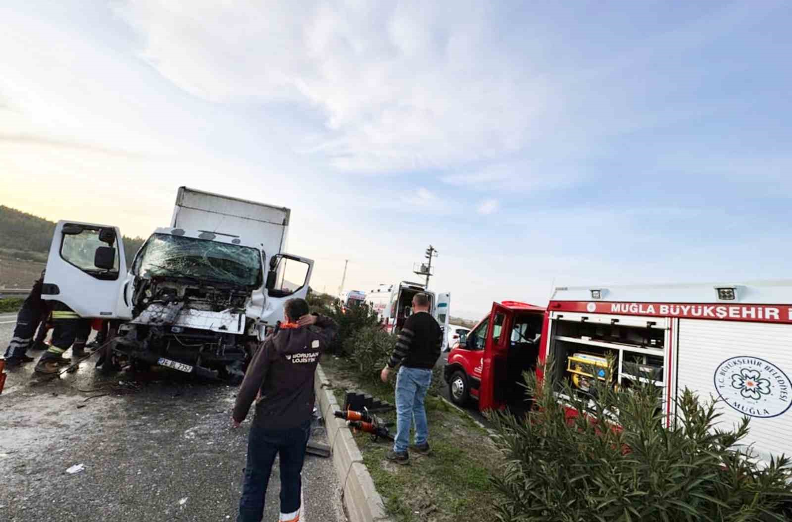 Kamyonette sıkışan iki kişi kurtarıldı