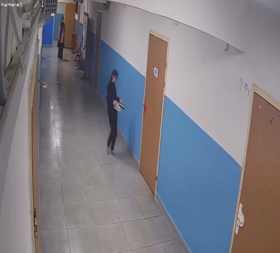 Paspas yapılan alanı kirletmemek için ayakkabılarını çıkarttı