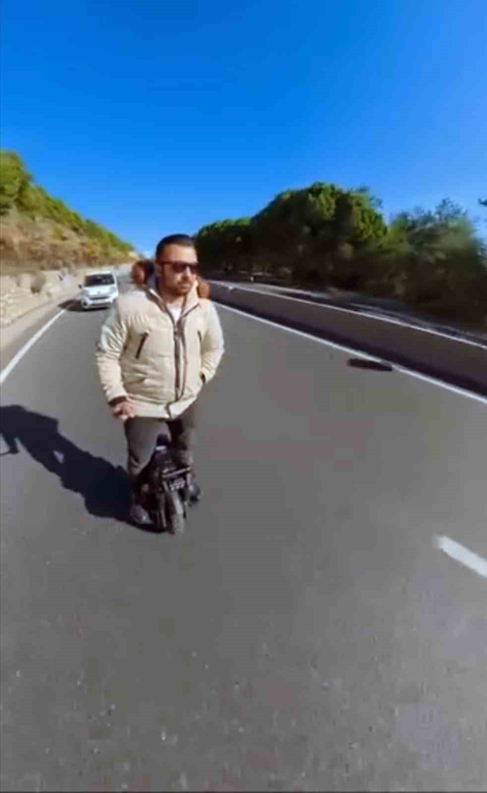 Sakar rampasında tek teker Scooter ile tehlikeli yolculuk