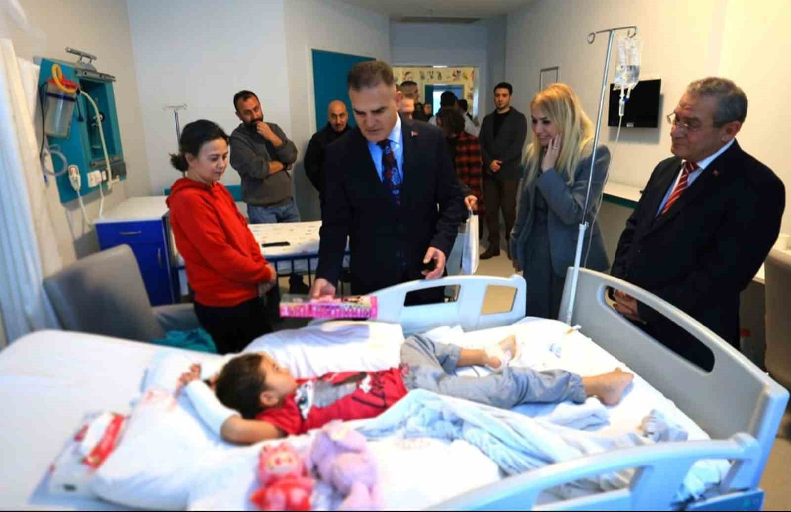 Vali Akbıyık yeni yılı hasta, yaşlı ve görev yapanları ziyaretler ile girdi