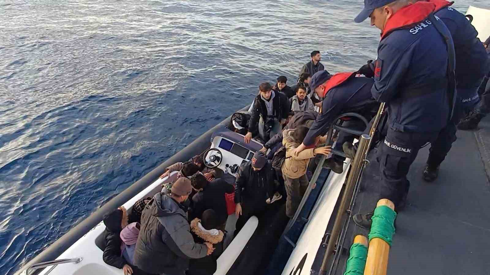 25 düzensiz göçmen ve 2 göçmen kaçakçılığı şüphelisi yakalandı