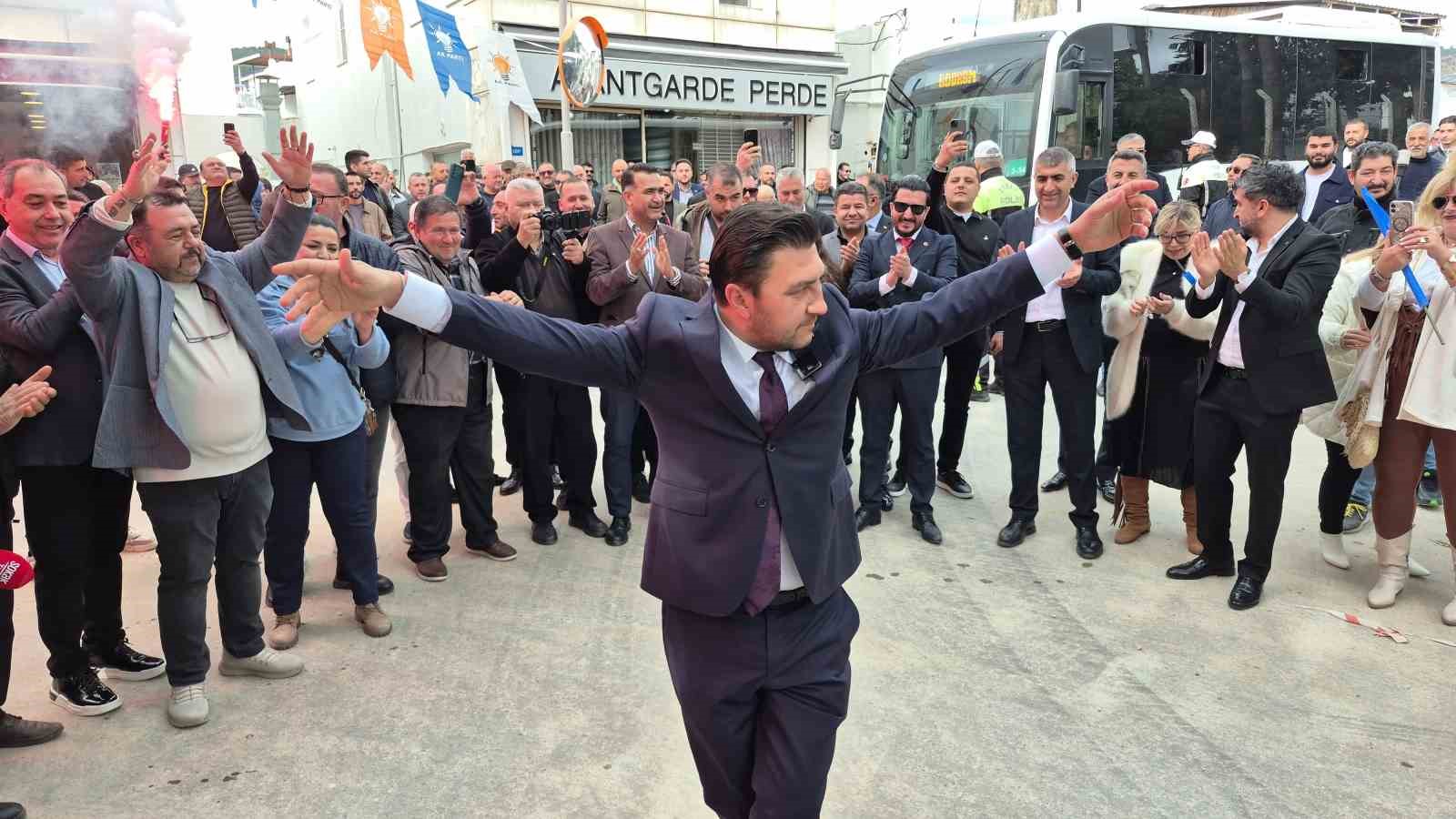 Göreve atanışını zeybek oynayarak kutladı