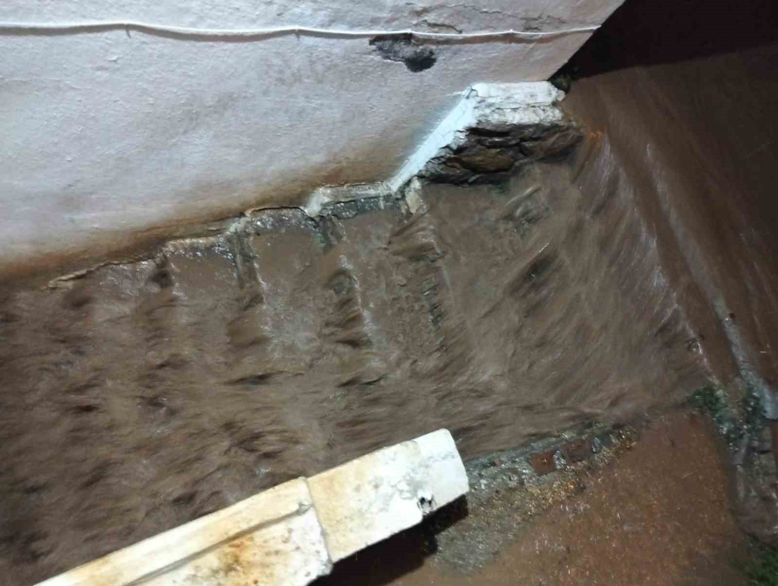 Marmaris’te sağanak etkili oldu, su baskınları oluştu